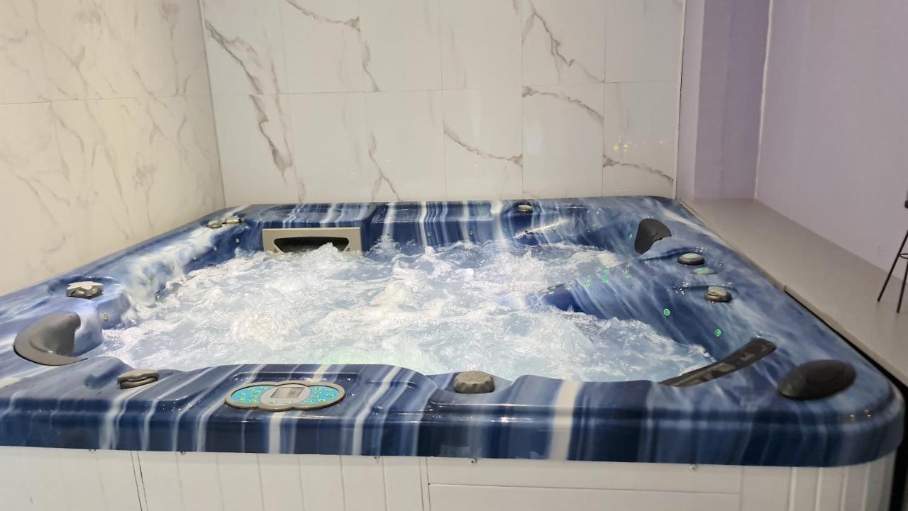 Fasthotel Oloron Hostellerie Du Paon Blanc Lurbe-Saint-Christau Esterno foto