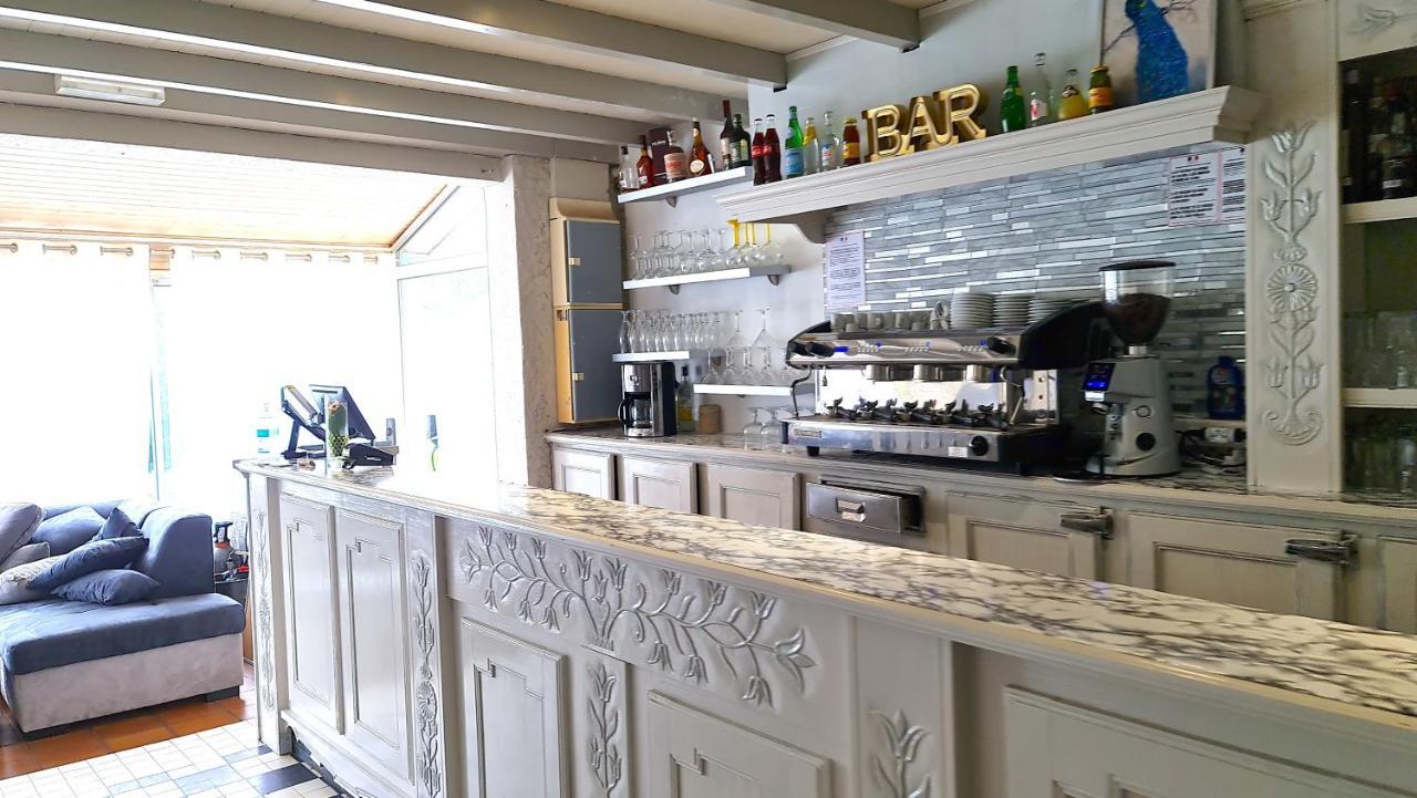 Fasthotel Oloron Hostellerie Du Paon Blanc Lurbe-Saint-Christau Esterno foto