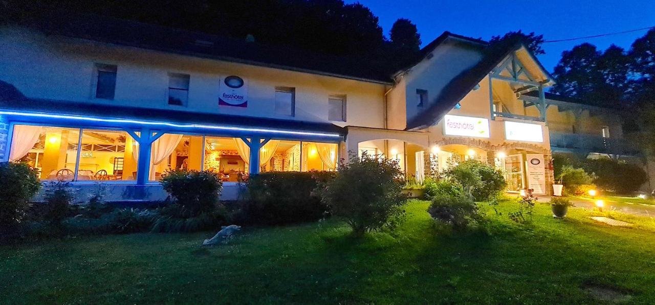 Fasthotel Oloron Hostellerie Du Paon Blanc Lurbe-Saint-Christau Esterno foto