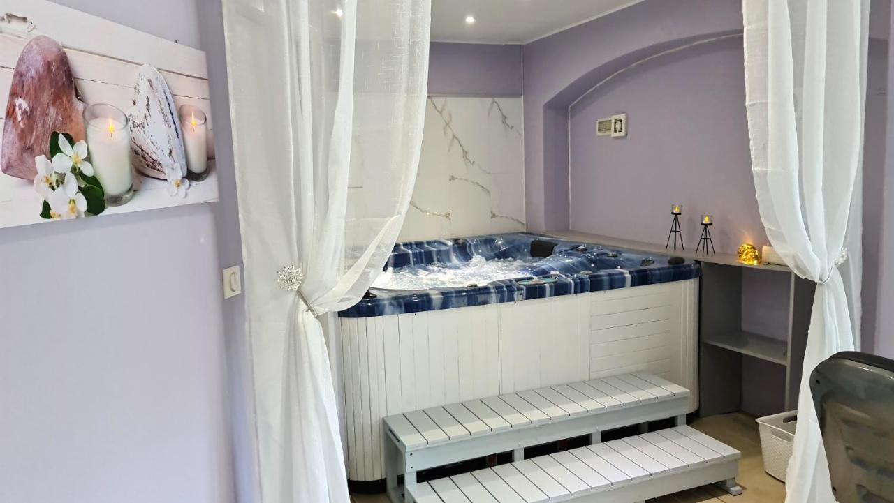 Fasthotel Oloron Hostellerie Du Paon Blanc Lurbe-Saint-Christau Esterno foto